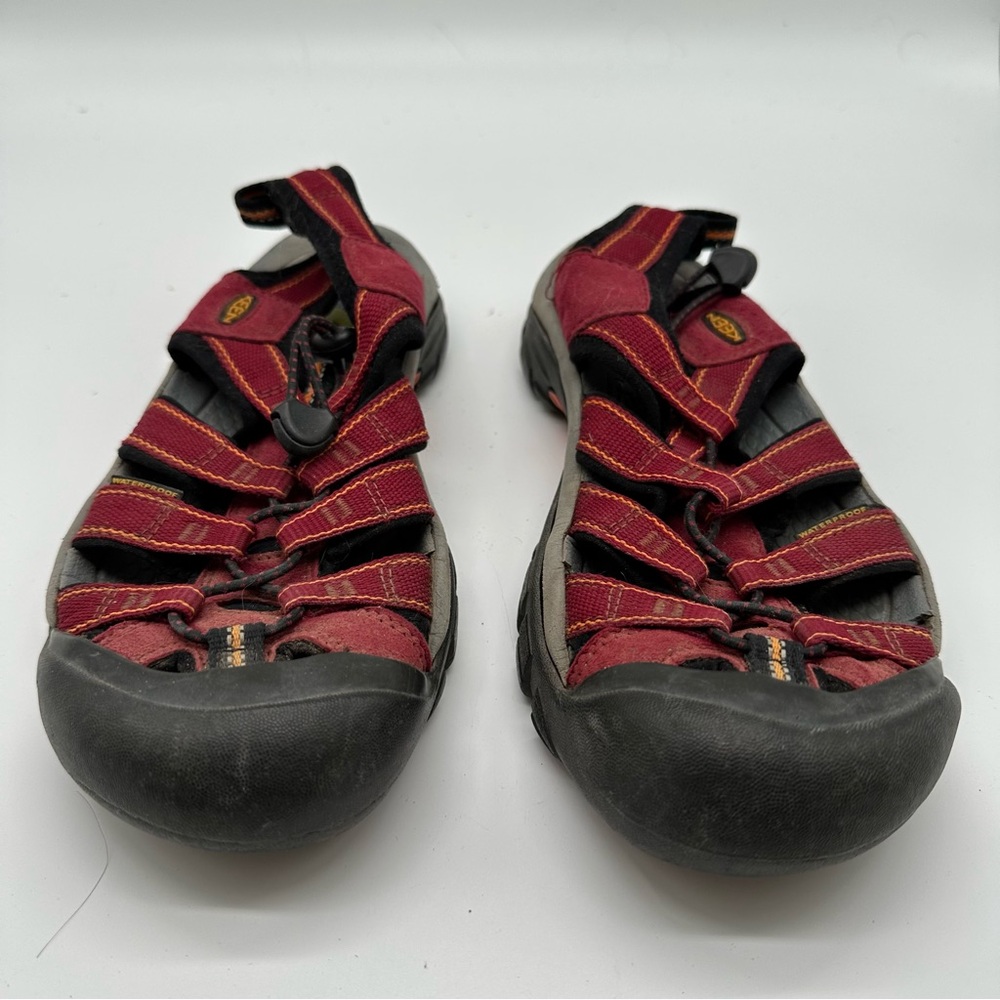 Keen Red/Black Closed Toe Strappy Outdoor Sandals 10